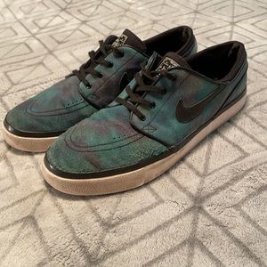 Nike Zoom Men’s size 10.5 shoes.